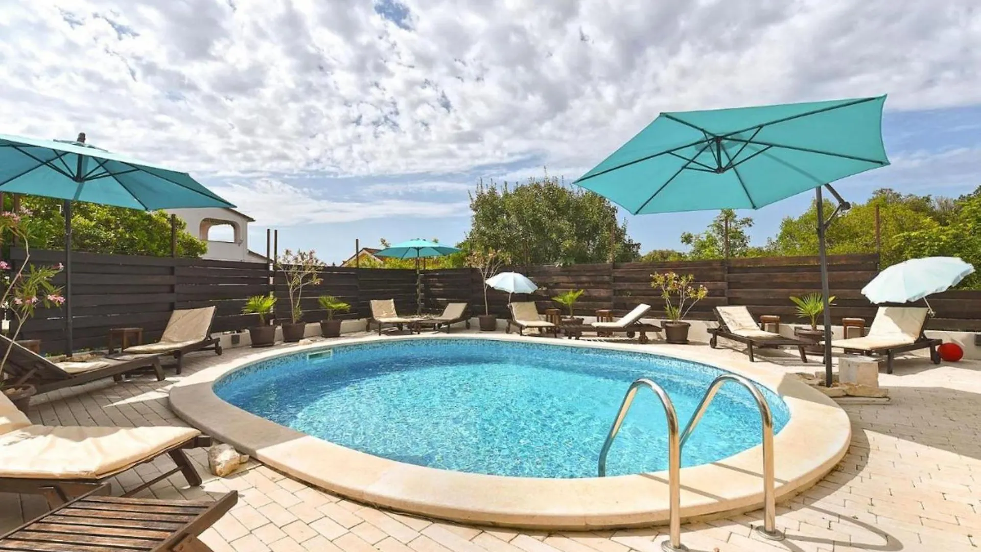 דירות פרוי Charming Flat With Shared Pool