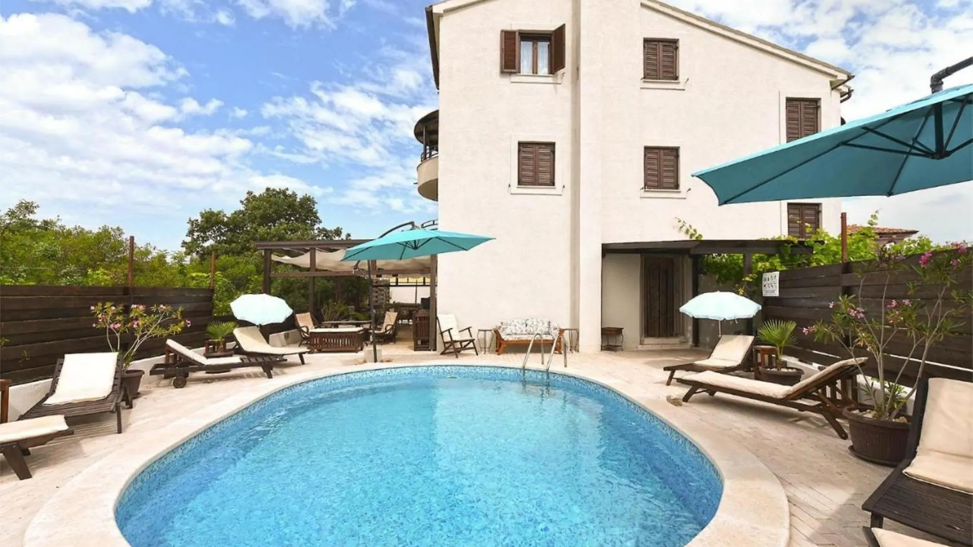 Charming Flat With Shared Pool Appartement Peroj